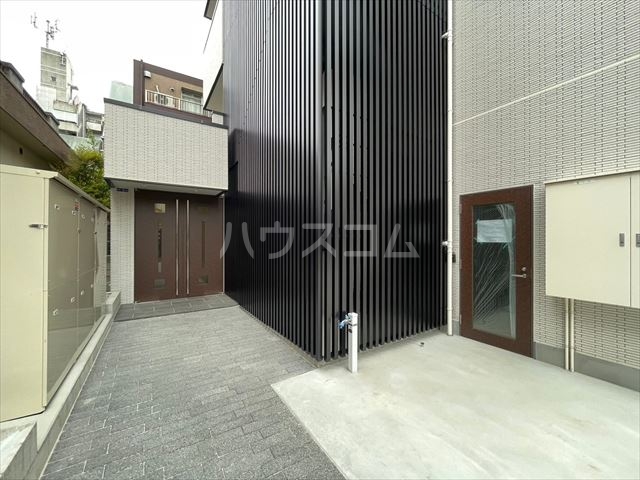 24/30 エントランス