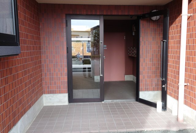 27/28 エントランス