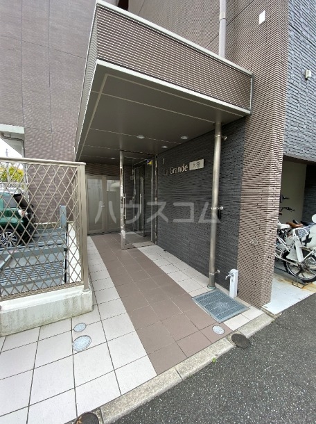 21/30 エントランス