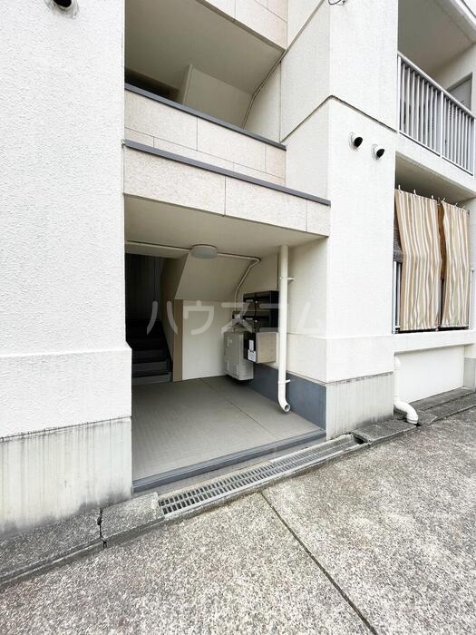 19/30 エントランス