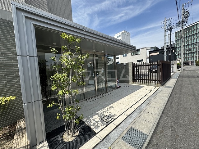 27/30 エントランス