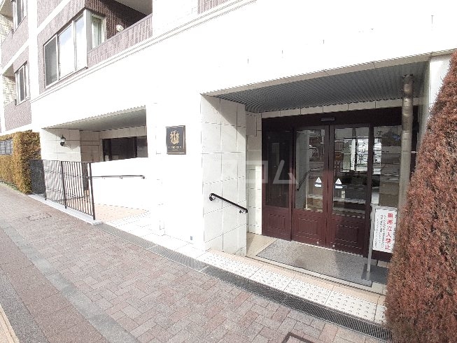 21/30 エントランス