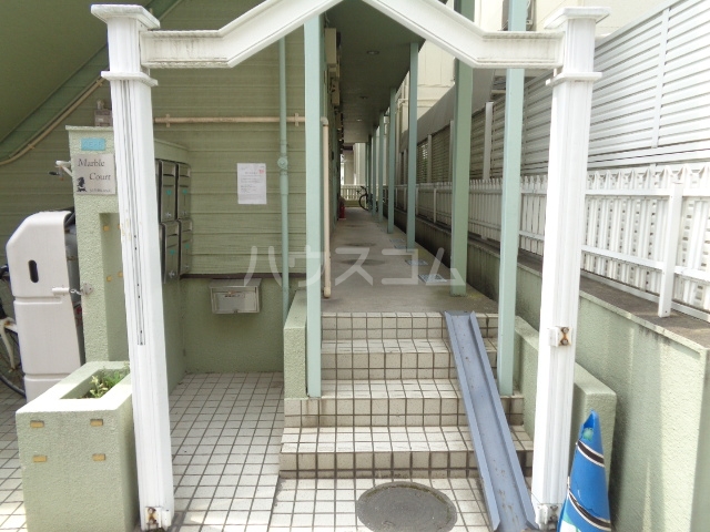 2/4 エントランス