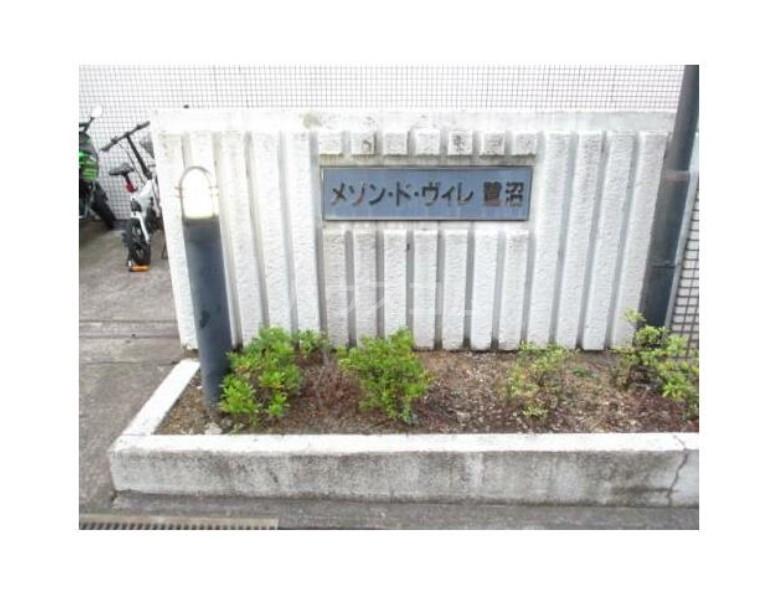 27/30 エントランス