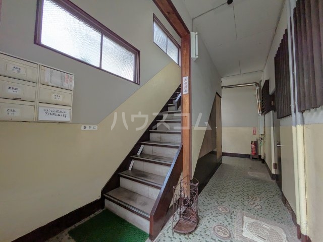 24/28 エントランス