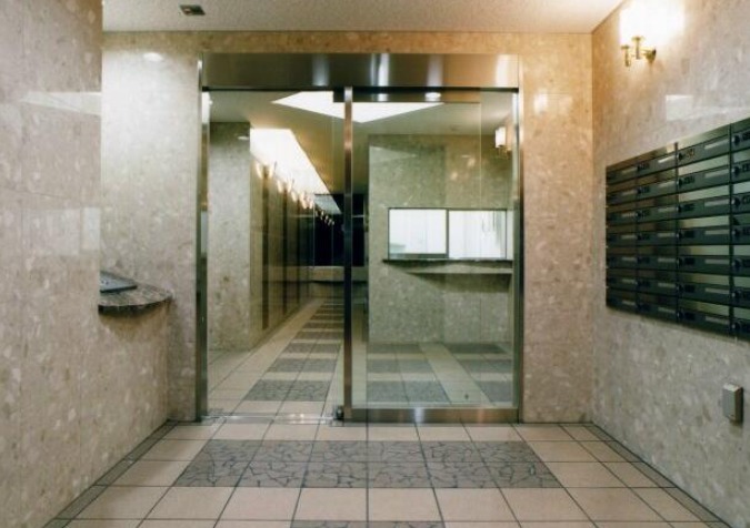 16/23 エントランス