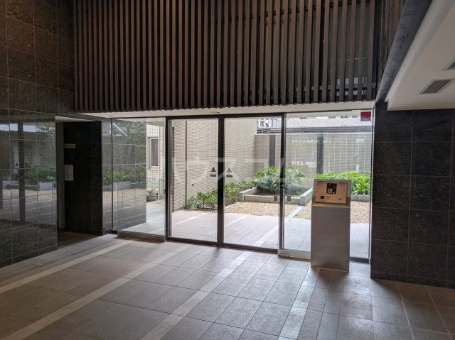 22/28 エントランス