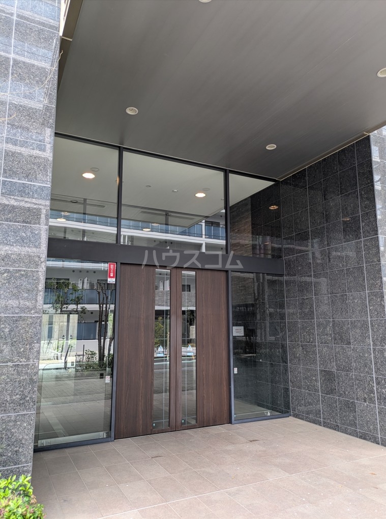 23/28 エントランス