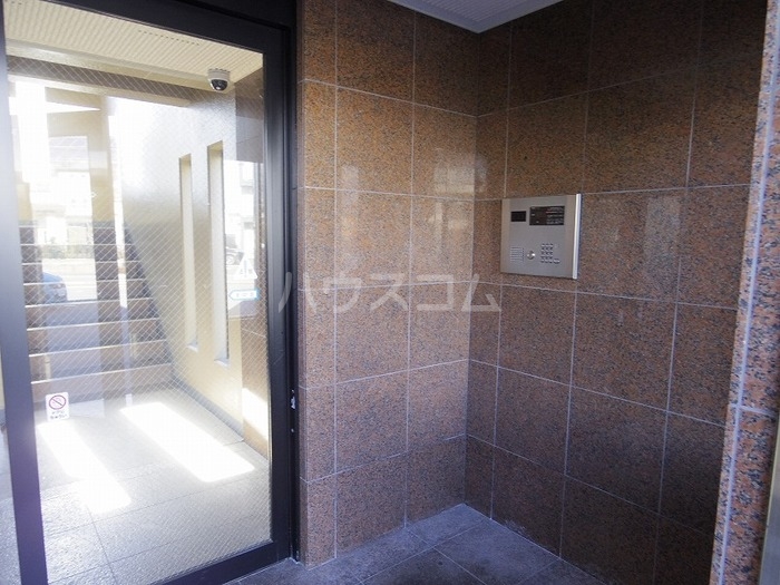 23/27 エントランス