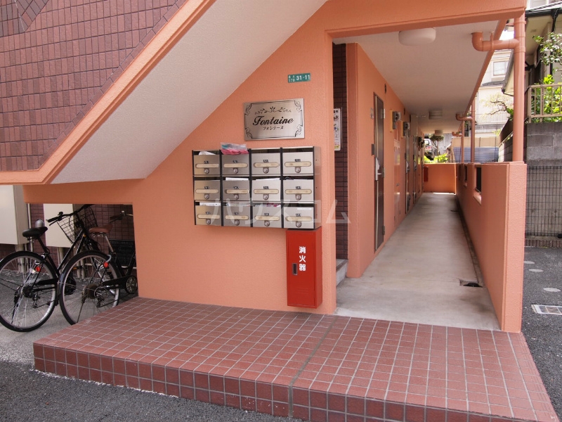 26/27 エントランス