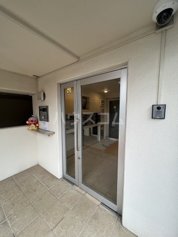 26/27 エントランス