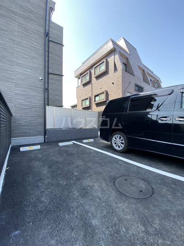 18/27 駐車場