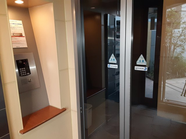 23/30 エントランス