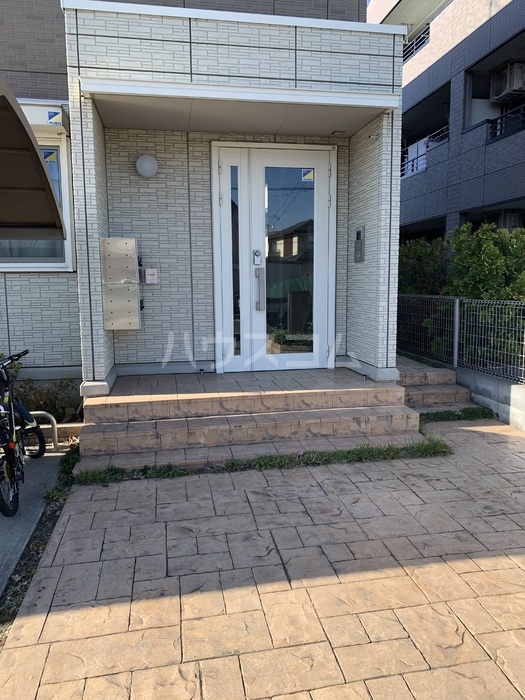 18/27 エントランス