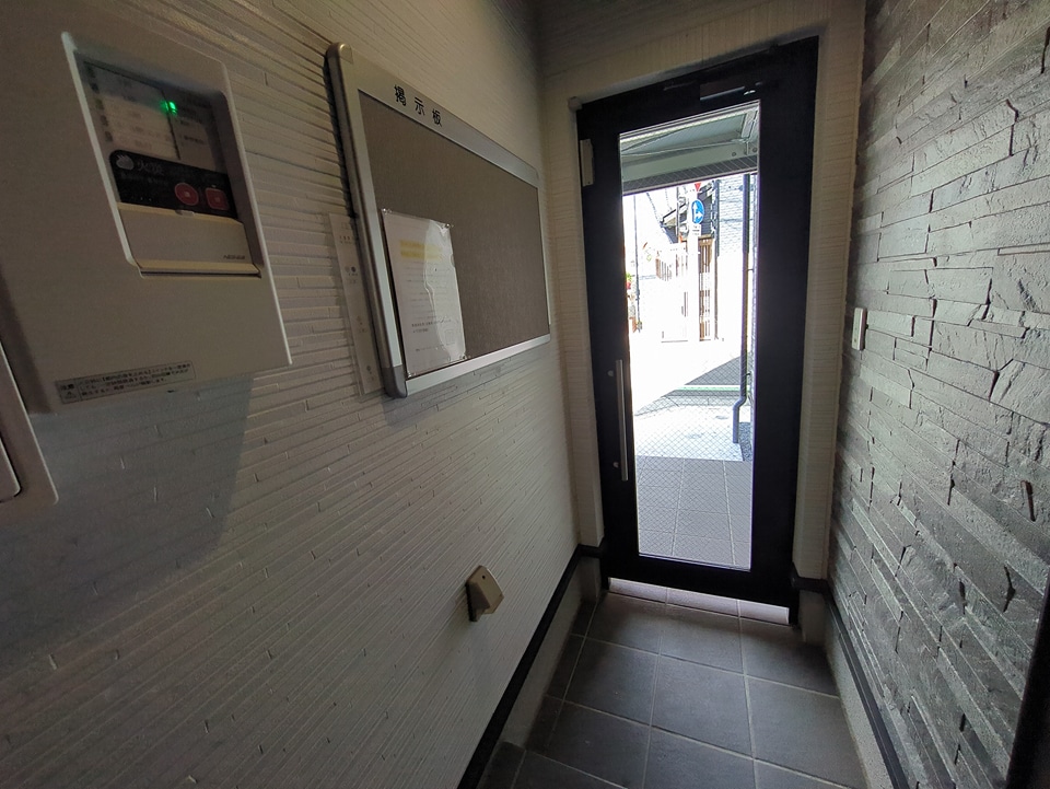 18/27 エントランス