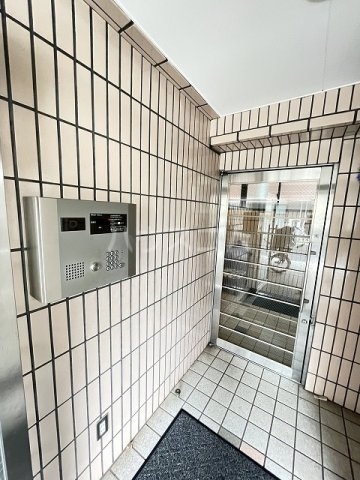 21/30 エントランス