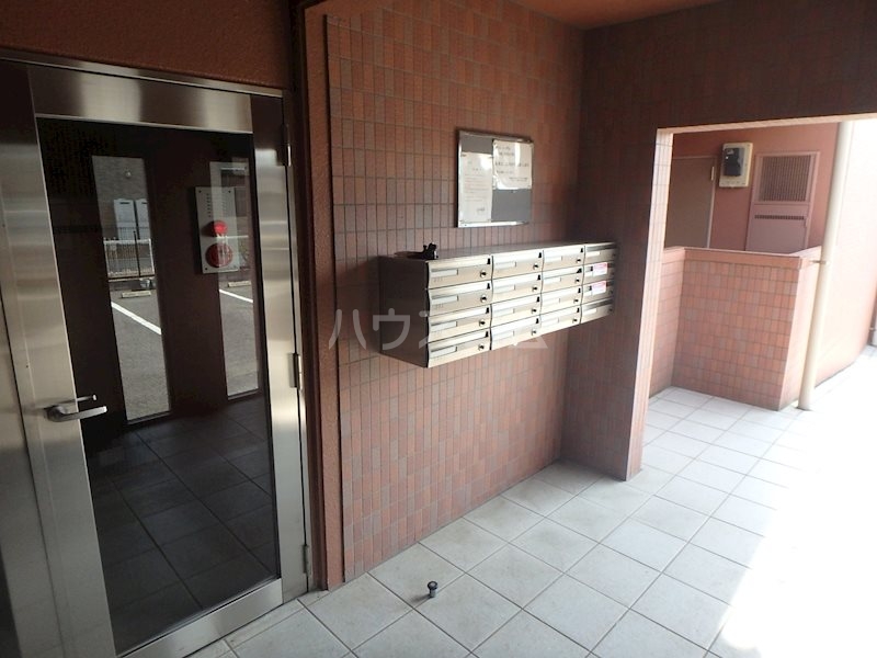 23/28 エントランス