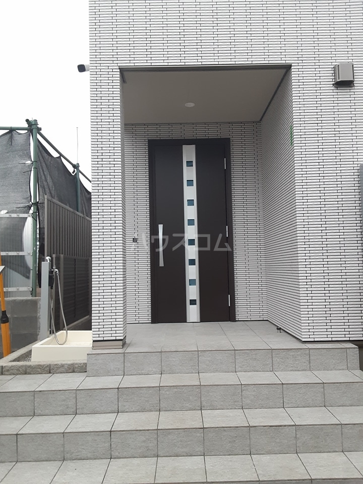 23/30 エントランス