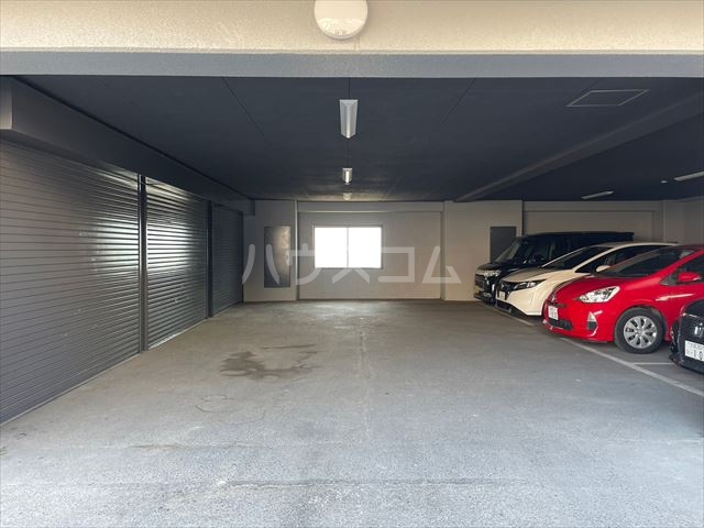 18/27 駐車場