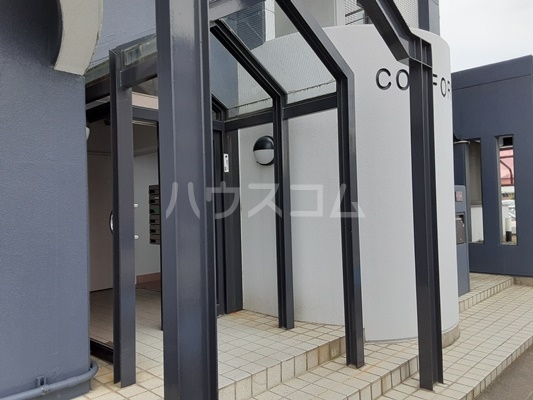 25/27 エントランス