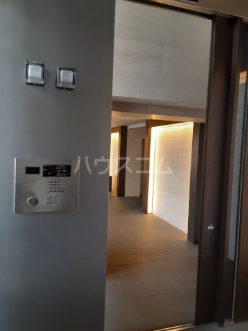 27/30 エントランス