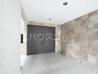 22/27 エントランス