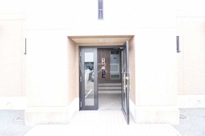 28/30 エントランス