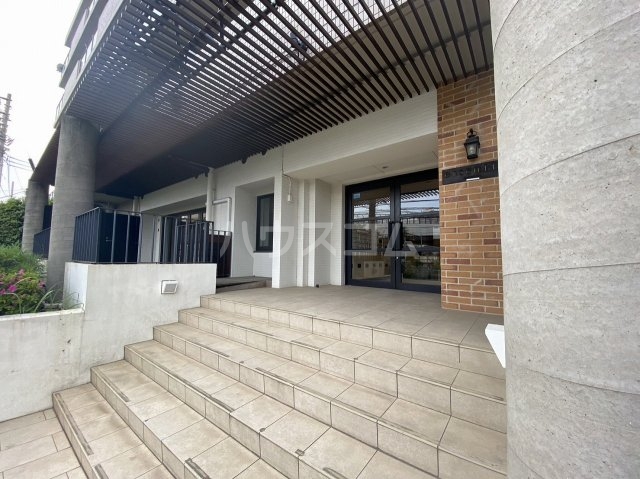 28/30 エントランス