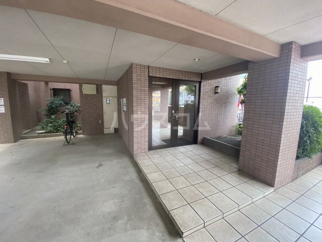 21/30 エントランス