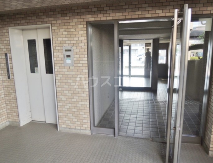 18/27 エントランス