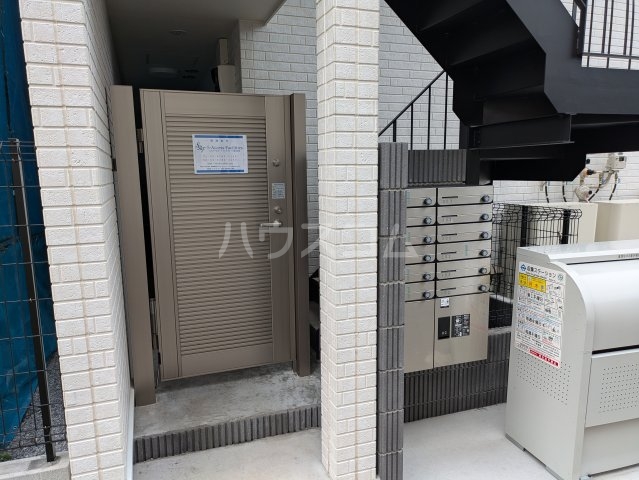 23/30 エントランス