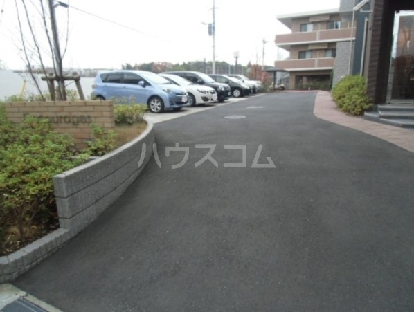 18/27 駐車場