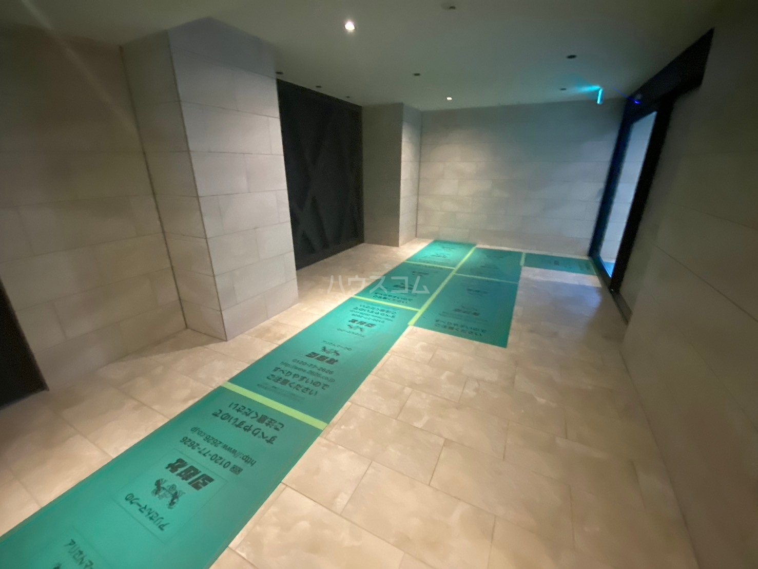 27/30 エントランス