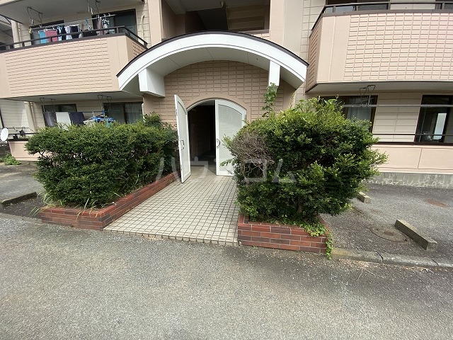 27/30 エントランス