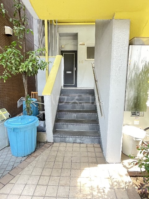 28/30 エントランス