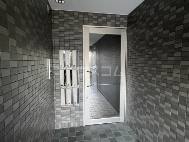 21/30 エントランス