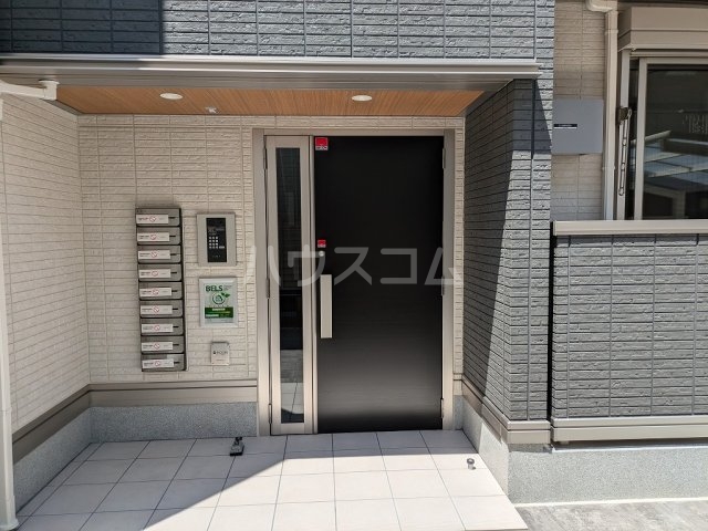 27/30 エントランス