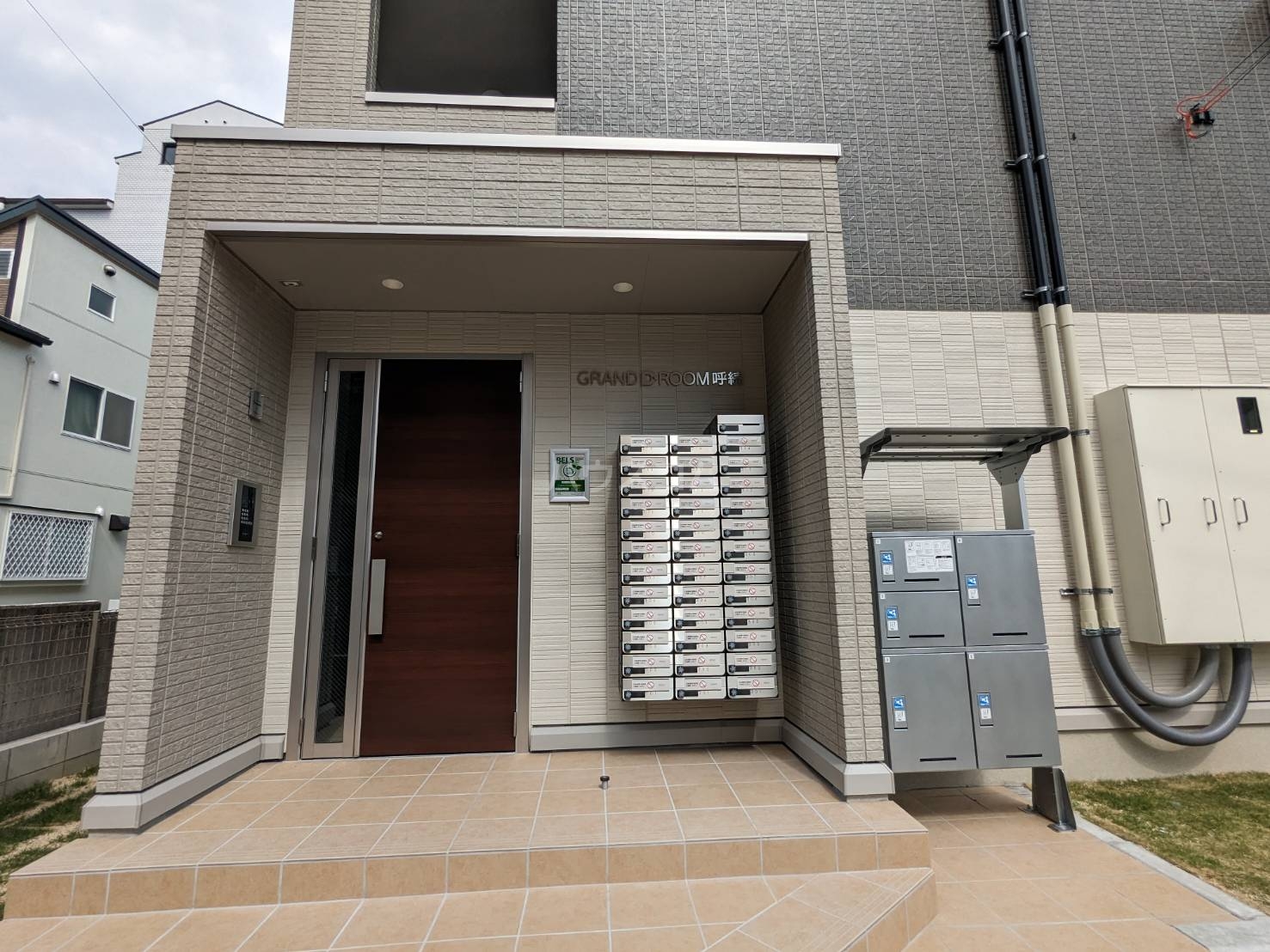 27/30 エントランス