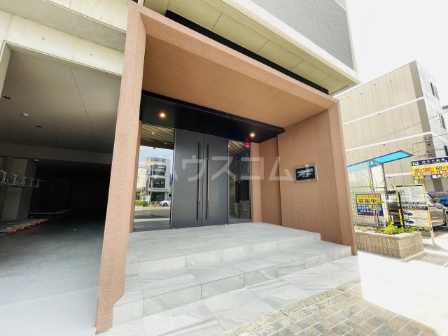 23/27 エントランス