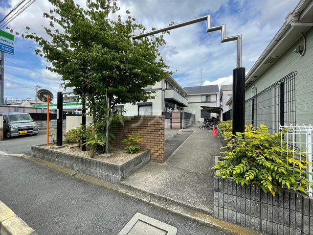 23/30 エントランス