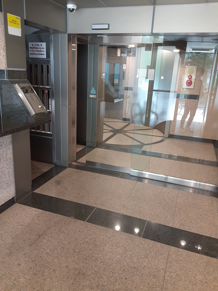 18/26 エントランス