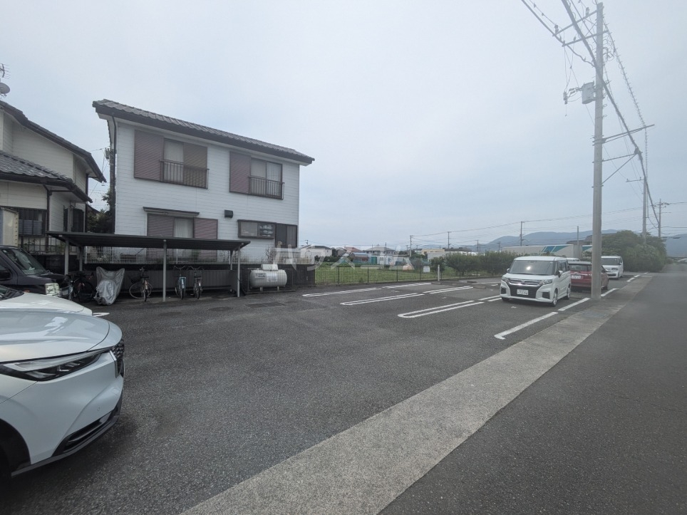18/27 駐車場