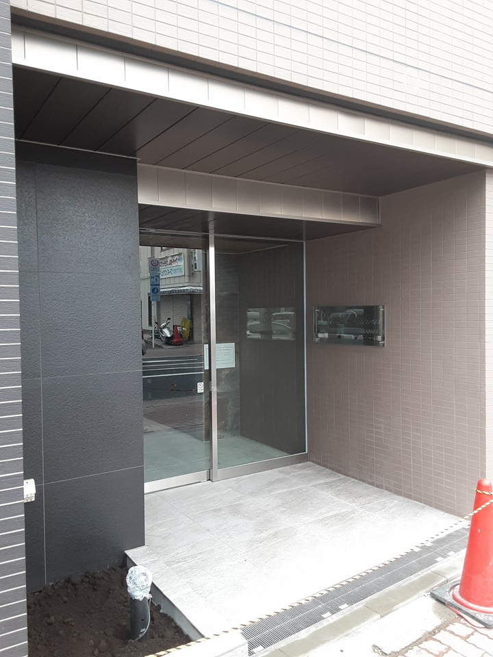 25/27 エントランス