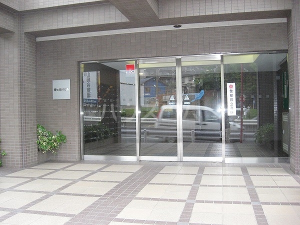 19/27 エントランス