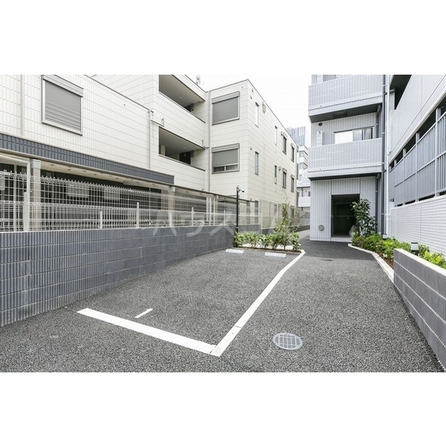 18/27 駐車場
