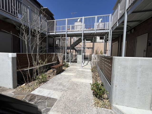 23/30 エントランス