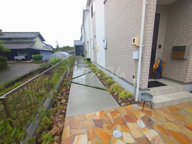 22/23 エントランス