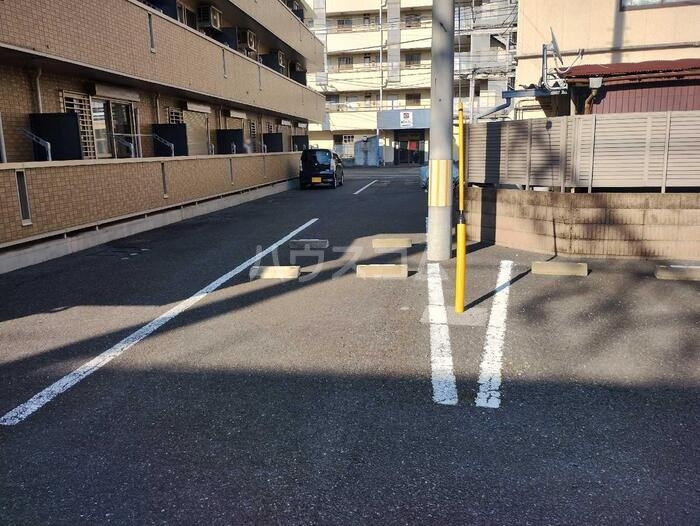 18/28 駐車場