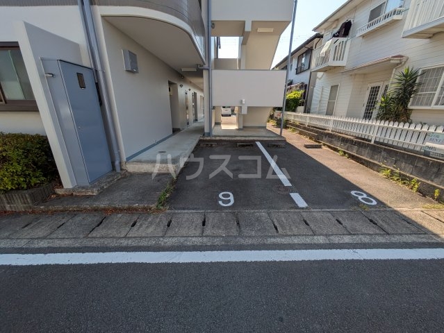 27/30 駐車場