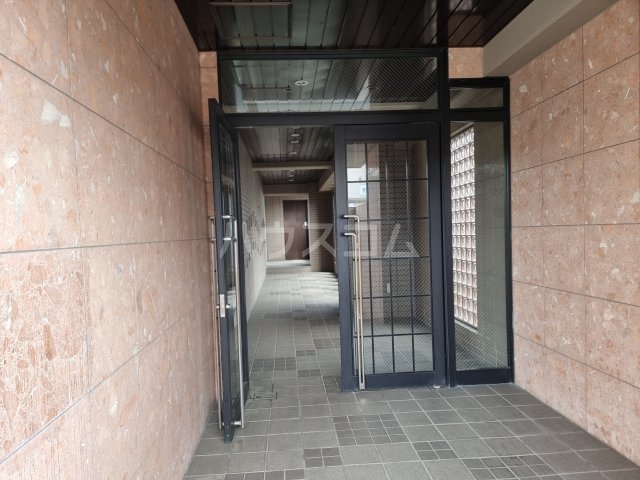 23/25 エントランス